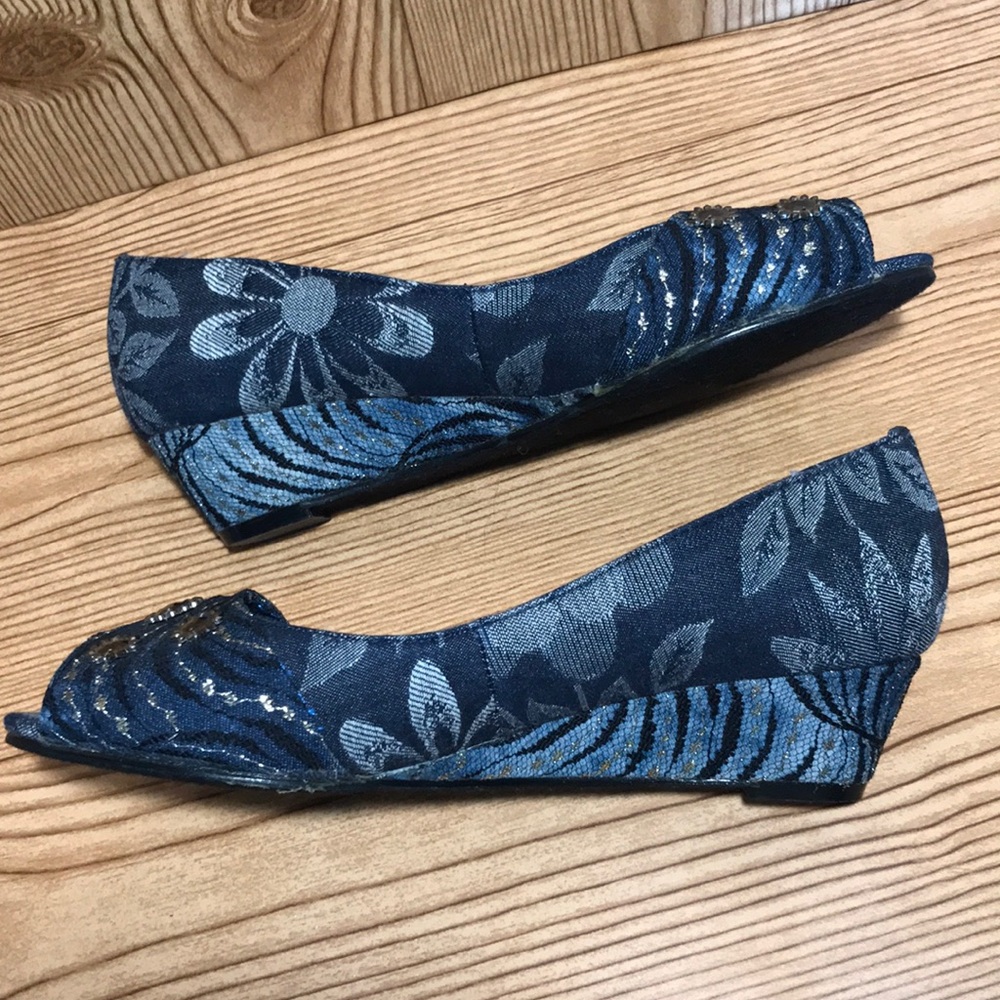 🌻$10🌻New York Transit denim peep toe wedges